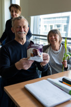 zdjęcia z akcji wręczania kwiatów