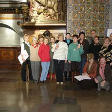 Grupowe zdjęcie uczestników warsztatów w Dworze Artusa